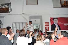 Celebraci&oacute;n del triunfo electoral socialista en Baza. Foto JOS&Eacute; UTRERA